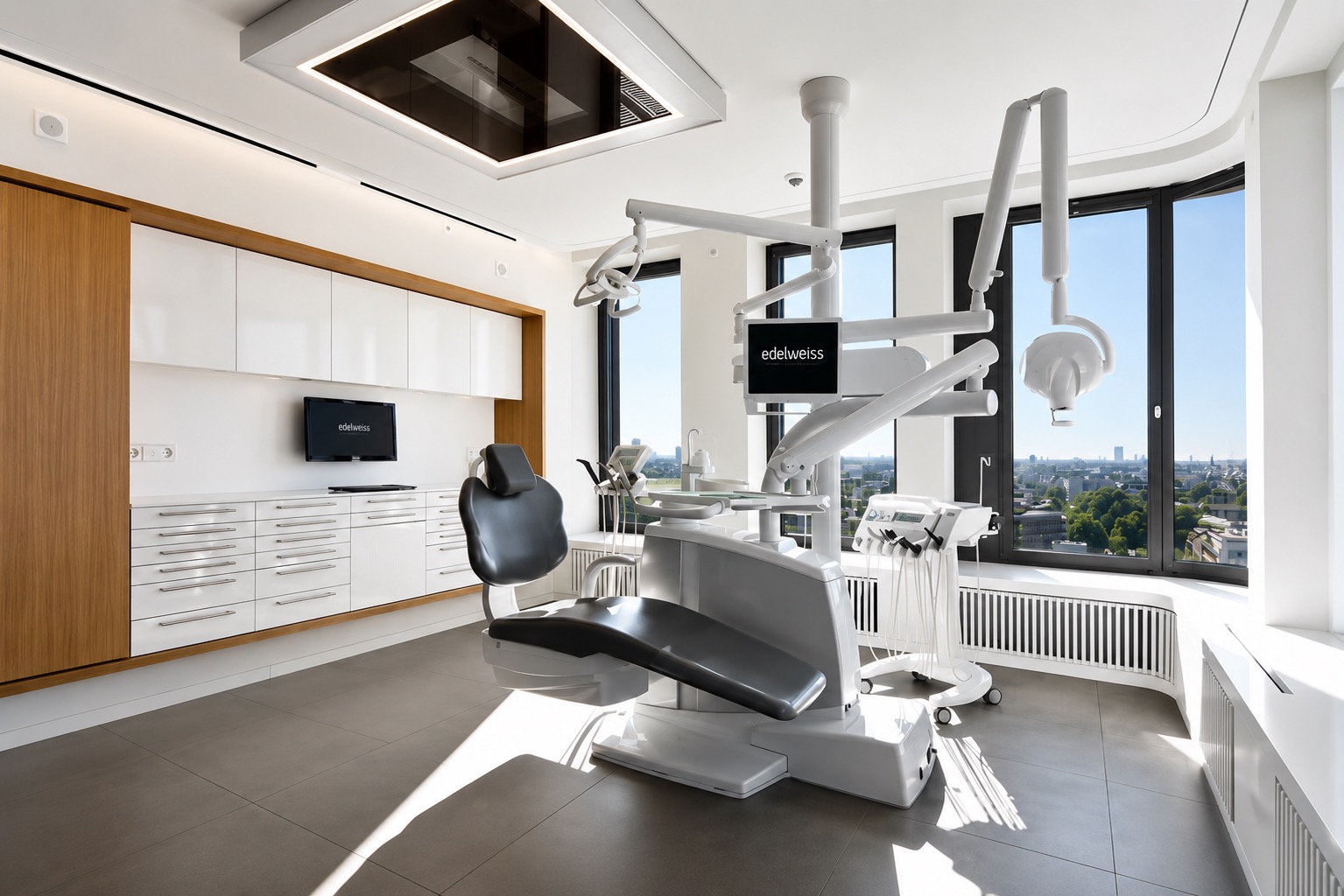 Modernes Behandlungszimmer der Zahnärzte edelweiss mit Panoramablick
